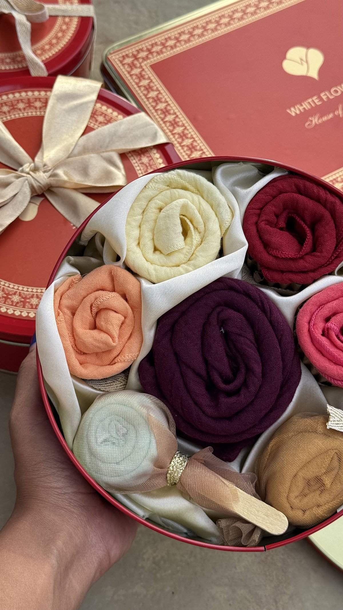 The Prestige Case, a White Flowerr keepsake gifting tin with six rolled cotton muslin towels and a hand towel